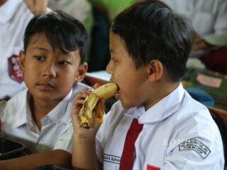 Program Makan Bergizi Gratis dibagikan Prabowo dua kali sehari: Pagi dan Siang