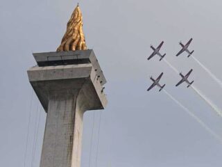 Masyarakat diizinkan menyaksikan defile Alutsista HUT TNI. Ini rekayasa Lalinnya