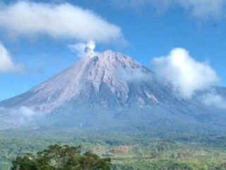 Gunung Semeru, dari erupsi dan heboh penemuan ladang ganja di lerengnya
