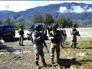 Aparat gabungan TNI/Polri amankan dua anggota KKB