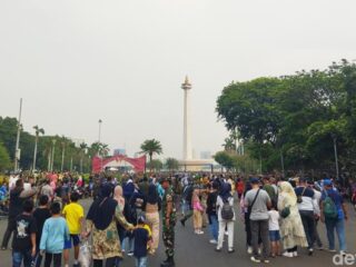 Warga padati Monas, saksikan puncak perayaan HUT ke-79 TNI