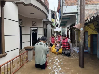 Polda Metro Jaya evakuasi warga terdampak banjir di Kebon Pala