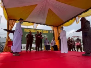 Empat penjudi 'online' dihukum cambuk di Aceh Timur