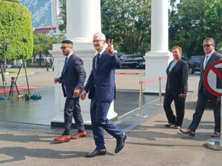 Jualan iPhone 16, Apple bangun pabrik Rp157 M di Bandung