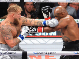Duel Antara Generasi: Jake Paul Taklukkan Mike Tyson di AT&T Stadium
