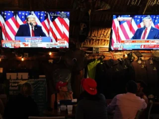 Kejaksaan tunda putusan hukum Trump dalam skandal uang tutup mulut