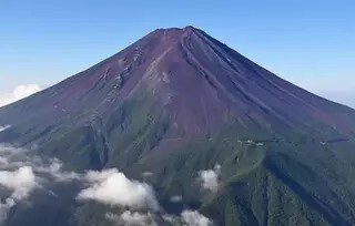 Terjadi pertama kali sejak ratusan tahun lalu, Gunung Fuji tidak ada lapisan saljunya