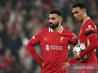 Striker Liverpool asal Mesir #11 Mohamed Salah (Kiri) dan bek Liverpool asal Inggris #66 Trent Alexander-Arnold saat hadapi Bayer Leverkusen di stadion Anfield. ANTARA/AFP/Paul Ellis/pri.