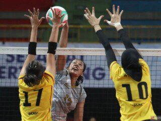 Pebola voli Popsivo Polwan Leregia Devina Oktaviani (kiri) dan Agustin Wulandhari (kanan) menahan spike pebola voli TNI AL Aisya Ayu Ristalia (tengah) di Final Four Livoli 2023. ANTARA FOTO/Prasetia Fauzani/foc.