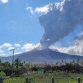 Gunung Lewotobi Laki-laki  di Kabupaten Flores Timur, Nusa Tenggara Timur (NTT) kembali erupsi pada Kamis (7/11/2024). (ANTARA/Sean Filo Muhamad)