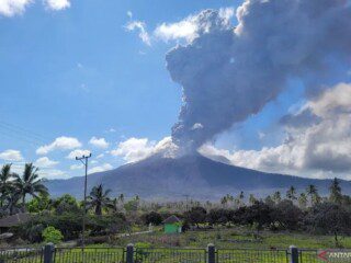 Gunung Lewotobi Laki-laki  di Kabupaten Flores Timur, Nusa Tenggara Timur (NTT) kembali erupsi pada Kamis (7/11/2024). (ANTARA/Sean Filo Muhamad)