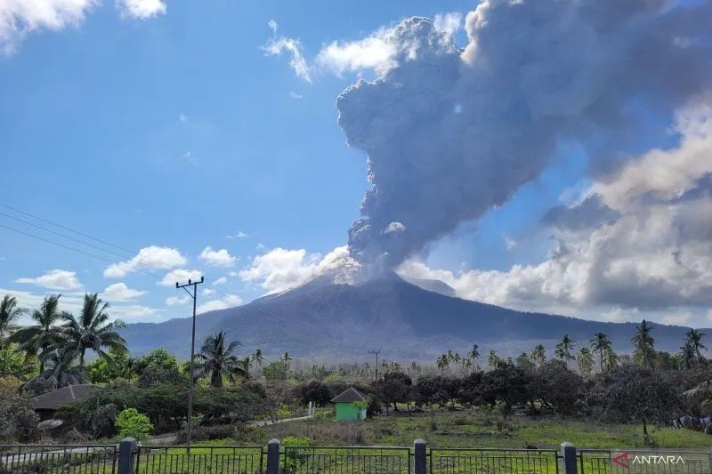 Gunung Lewotobi Laki-laki  di Kabupaten Flores Timur, Nusa Tenggara Timur (NTT) kembali erupsi pada Kamis (7/11/2024). (ANTARA/Sean Filo Muhamad)