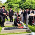 Wakil Presiden RI Gibran Rakabuming Raka melakukan prosesi tabur bunga di Taman Makam Pahlawan (TMP) Kalibata, Jakarta, Minggu (10/11/2024). ANTARA/Mentari Dwi Gayati