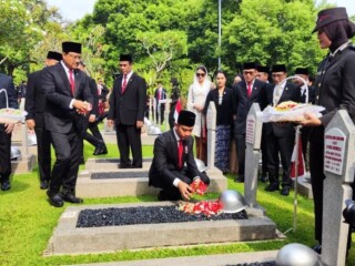Wakil Presiden RI Gibran Rakabuming Raka melakukan prosesi tabur bunga di Taman Makam Pahlawan (TMP) Kalibata, Jakarta, Minggu (10/11/2024). ANTARA/Mentari Dwi Gayati