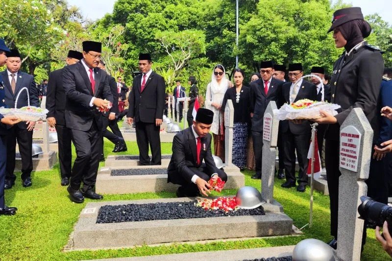 Wakil Presiden RI Gibran Rakabuming Raka melakukan prosesi tabur bunga di Taman Makam Pahlawan (TMP) Kalibata, Jakarta, Minggu (10/11/2024). ANTARA/Mentari Dwi Gayati