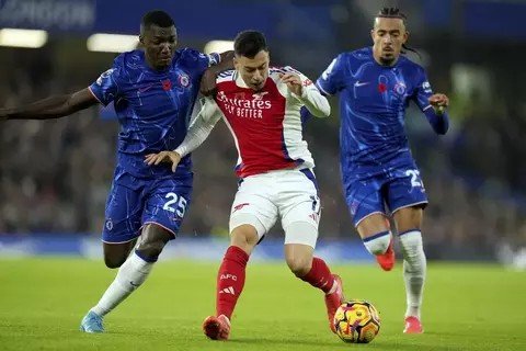Pemain Chelsea Moises Caicedo (kiri) mencoba menghalangi laju penyerang Arsenal Gabriel Martinelli (tengah) saat kedua tim bertemu di Stadion Stamford Bridge, Minggu, 10/11/24. (AP/Kirsty Wigglesworth)
