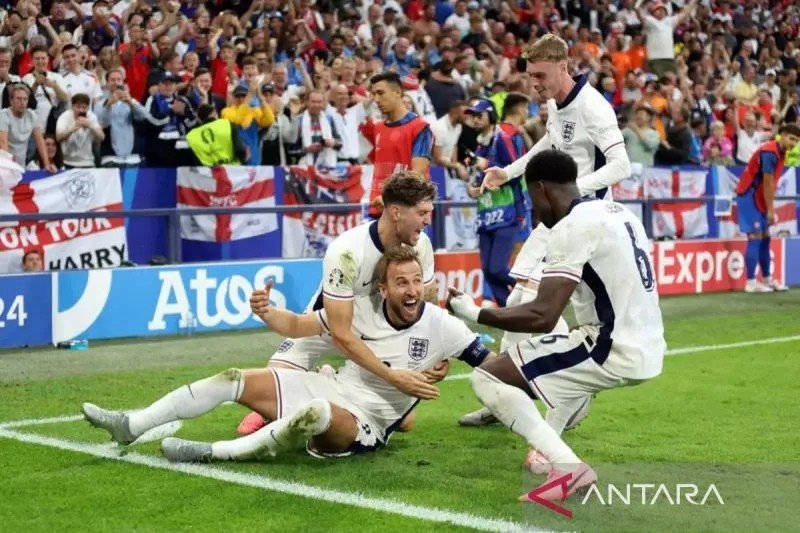 Selebrasi Harry Kane (tengah) setelah mencetak gol kemenangan untuk Timnas Inggris atas Slowakia  di Veltins Arena, Gelsenkirchen, Senin (1/7/2024). ANTARA/UEFA/am.