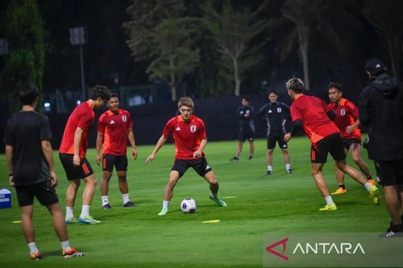 Pesepak bola Timnas Jepang Ritsu Doan (tengah) bersama rekan-rekannya menjalani sesi latihan di Lapangan A Gelora Bung Karno, Senayan, Jakarta, Senin (11/11/24). (Foto ANTARA/Muhammad Ramdan)