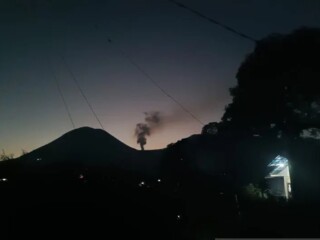 Gunung Lokon di Kota Tomohon dinaikkan statusnya ke Level III atau Siaga setelah terjadi peningkatan kegempaan vulkanik. ANTARA/Karel A Polakitan