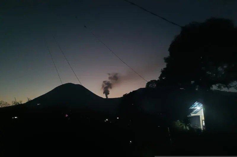 Gunung Lokon di Kota Tomohon dinaikkan statusnya ke Level III atau Siaga setelah terjadi peningkatan kegempaan vulkanik. ANTARA/Karel A Polakitan