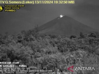 Gunung Semeru erupsi pada Rabu (13/11/2024) malam pukul 19.32 WIB. ANTARA/HO-PVMBG/pri.