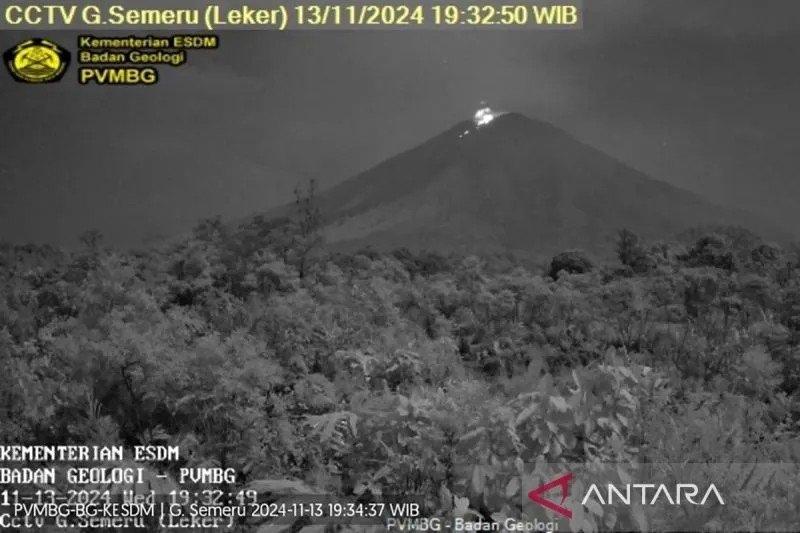 Gunung Semeru erupsi pada Rabu (13/11/2024) malam pukul 19.32 WIB. ANTARA/HO-PVMBG/pri.