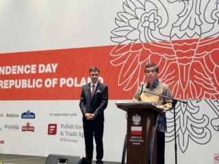 Kuasa Usaha Ad Interim Kedutaan Besar Polandia untuk Indonesia Maciej Tumulec (kiri) bersama Menteri Ketenagakerjaan Indonesia Yassierli (kanan) pada Perayaan Hari Kemerdekaan Polandia di Jakarta, Rabu (13/11/2024). (ANTARA/Kuntum Riswan.)