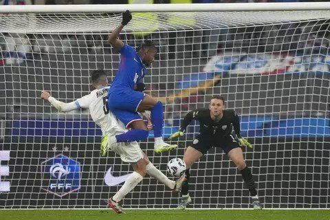 Pemain Prancis Christopher Nkunku (atas) dan pemain Israel Idan Nachmias memperebutkan bola pada pertandingan sepak bola Nations League di Stade de France di Saint-Denis, di luar Paris, Kamis 14 November 2024. (AP/Michel Euler)