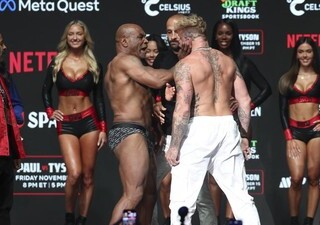 Mike Tyson menampar Jake Paul dalam face off usai timbang badan. (USA TODAY Sports via Reuters Con/Kevin Jairaj)