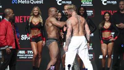 Mike Tyson menampar Jake Paul dalam face off usai timbang badan. (USA TODAY Sports via Reuters Con/Kevin Jairaj)