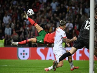 Penyerang Portugal Cristiano Ronaldo (kiri) mencetak gol kelima saat pertandingan Grup A Nations League kontra Polandia di Dragao stadium, Porto, Jumat (15/11/2024). (Photo by Miguel RIOPA / AFP) (AFP/MIGUEL RIOPA)