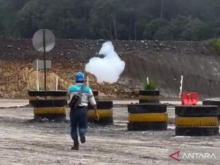Tangkapan layar - Sejumlah pekerja menemukan benda putih serupa awan jatuh dari langit di Kabupaten Murung Raya, Kalimantan Tengah, Jumat (15/11/2024)