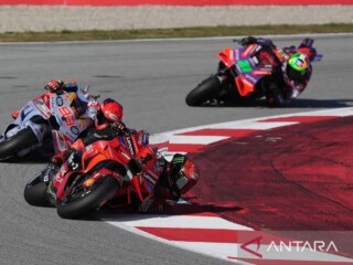 Pembalap Ducati Italia Francesco Bagnaia mengungguli pebalap Ducati Spanyol Marc Marquez dan pebalap Ducati Italia Franco Morbidelli pada sesi kualifikasi Moto GP Grand Prix Solidaritas Barcelona di Sirkuit de Catalunya pada 16 November 2024 di Montmelo di pinggiran Barcelona. ANTARA/AFP/Manaure Quintero /pri.