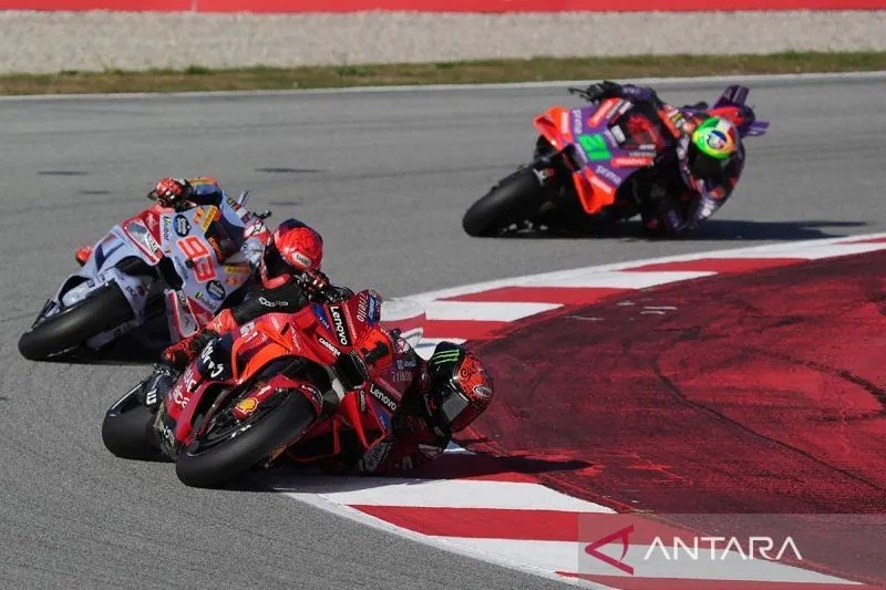 Pembalap Ducati Italia Francesco Bagnaia mengungguli pebalap Ducati Spanyol Marc Marquez dan pebalap Ducati Italia Franco Morbidelli pada sesi kualifikasi Moto GP Grand Prix Solidaritas Barcelona di Sirkuit de Catalunya pada 16 November 2024 di Montmelo di pinggiran Barcelona. ANTARA/AFP/Manaure Quintero /pri.