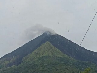 Gunung Karangetang di Pulau Siau, Kabupaten Kepulauan Sitaro, Sulut. ANTARA/HO-Pos PGA, PVMBG, Badan Geologi