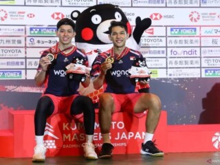 Pasangan ganda putra Indonesia Fajar Alfian/Muhammad Rian Ardianto saat berada di podium juara Kumamoto Japan Masters 2024, usai mengalahkan Takuro Hoki/Yugo Kobayashi di Kumamoto Prefectural Gymnasium, Jepang, Minggu (17/11/24). (ANTARA/HO-PP PBSI)