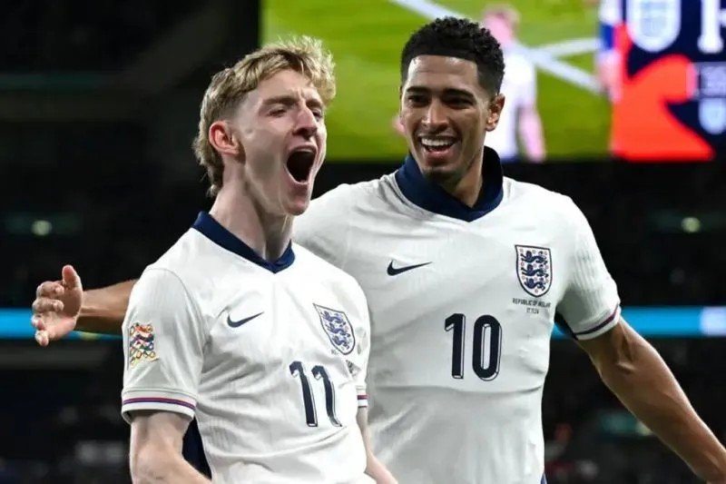 Selebrasi AnthonyGordon (kiri) bersama Jude Bellingham setelah mencetak gol saat Inggris melibas Irlandia 5-0 dalam pertandingan UEFA Nations League di Stadion Wembley, London pada Senin (18/11/2024). ANTARA/UEFA