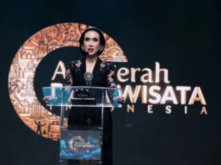 Menpar Widiyanti Putri Wardhana menyampaikan sambutannya pada acara Puncak Anugerah Desa Wisata Indonesia (ADWI) 2024 di Teater Tanah Airku, Taman Mini Indonesia Indah, Jakarta, Minggu (17/11/2024). (ANTARA/HO-Kemenparekraf)