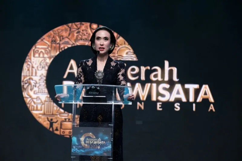 Menpar Widiyanti Putri Wardhana menyampaikan sambutannya pada acara Puncak Anugerah Desa Wisata Indonesia (ADWI) 2024 di Teater Tanah Airku, Taman Mini Indonesia Indah, Jakarta, Minggu (17/11/2024). (ANTARA/HO-Kemenparekraf)
