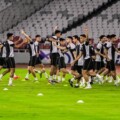 Para pemain Timnas Indonesia menjalani latihan di Stadion Utama Senayan jelang pertandingan melawan Arab Saudi, Senin, 18 November 2024.(Foto.CNNIndonesia.com.