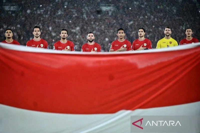 Pesepak bola Timnas Indonesia menyanyikan lagu Indonesia Raya sebelum melawan Timnas Jepang pada pertandingan Grup C putaran ketiga Kualifikasi Piala Dunia 2026 Zona Asia di Stadion Utama Gelora Bung Karno, Senayan, Jakarta, Jumat (15/11/2024). ANTARA FOTO/Aprillio Akbar/am.