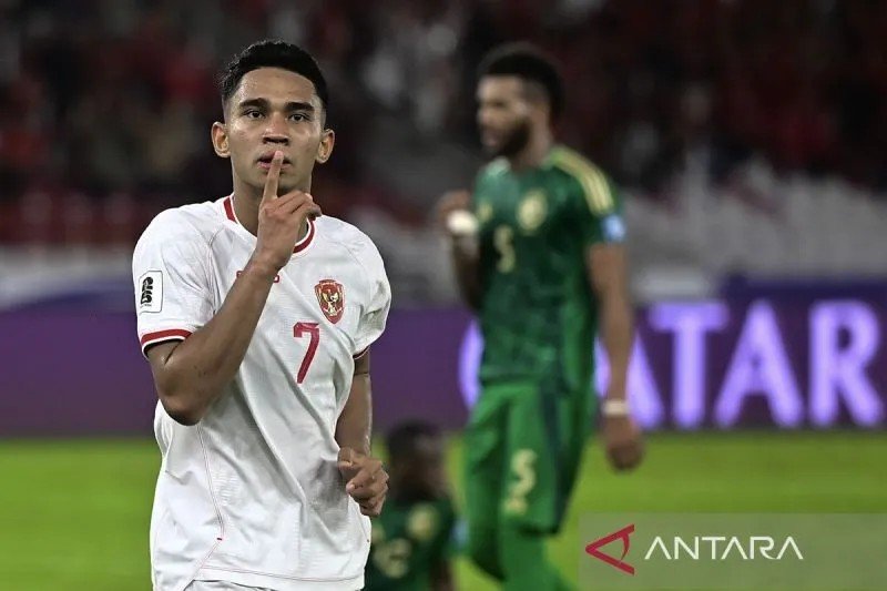 Pesepak bola Timnas Indonesia Marselino Ferdinan berselebrasi usai mencetak gol ke gawang Timnas Arab Saudi pada pertandingan Grup C putaran ketiga Kualifikasi Piala Dunia 2026 Zona Asia di Stadion Utama Gelora Bung Karno, Senayan, Jakarta, Selasa (19/11/2024). ANTARA FOTO/Rivan Awal Lingga/mrh/Spt/p