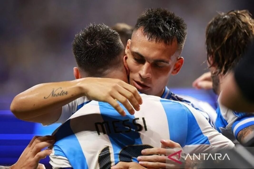 Arsip foto - Lautaro Martinez dari Argentina melakukan selebrasi setelah mencetak gol kedua tim bersama Lionel Messi dari Argentina pada pertandingan grup A CONMEBOL Copa America antara Argentina dan Kanada di Stadion Mercedes-Benz di Atlanta, Georgia, Kamis (20/6/2024). (ANTARA/Getty Images via AFP/Hector Vivas/am.)