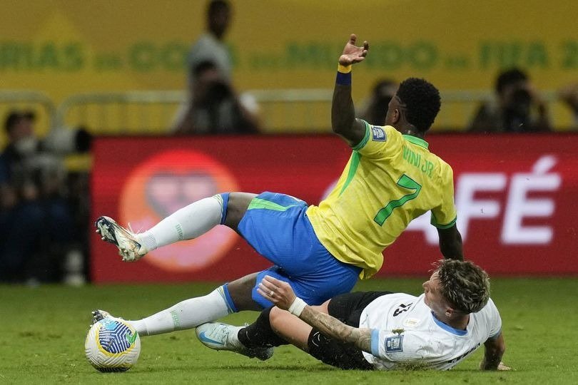 Kualifikasi Piala Dunia 2026: Vinicius Junior (atas) vs Guillermo Varela di laga Brasil vs Uruguay, 20 November 2024 (c) AP Photo/Andre Penner