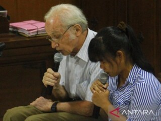 Arsip foto - Warga Filipina terpidana hukuman mati kasus penyelundupan narkoba jenis heroin, Mary Jane Fiesta Veloso (kanan) memanjatkan doa dituntun rohaniawan sekaligus saksi, Romo Bernhard Kieser (kiri) dalam sidang lanjutan di Pengadilan Negeri Sleman, Yogyakarta, Rabu (4/3/2015). ANTARA FOTO/Doni Monardi/pd/aa.