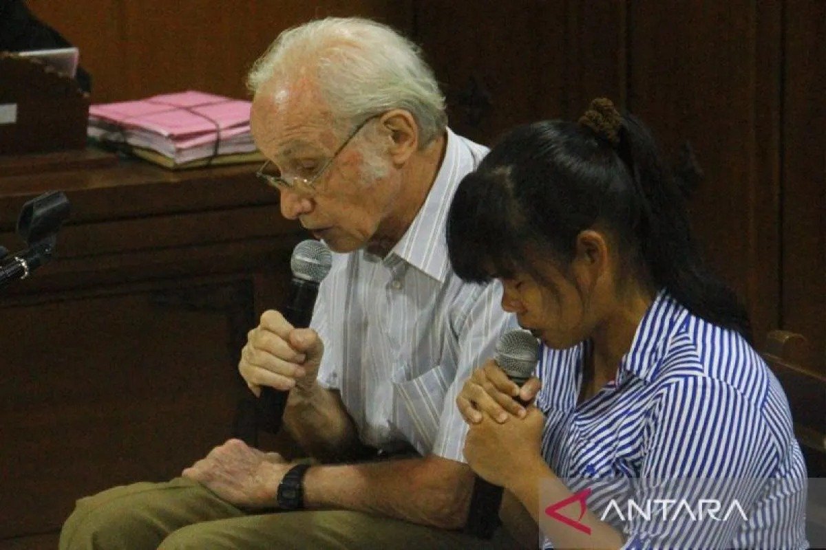 Arsip foto - Warga Filipina terpidana hukuman mati kasus penyelundupan narkoba jenis heroin, Mary Jane Fiesta Veloso (kanan) memanjatkan doa dituntun rohaniawan sekaligus saksi, Romo Bernhard Kieser (kiri) dalam sidang lanjutan di Pengadilan Negeri Sleman, Yogyakarta, Rabu (4/3/2015). ANTARA FOTO/Doni Monardi/pd/aa.