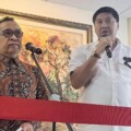 Menteri Koordinator Bidang Pembangunan Manusia dan Kebudayaan (Menko PMK) Pratikno (kiri) dan Menteri Perumahan dan Kawasan Permukiman Maruarar Sirait (kanan) saat memberikan keterangan pers perihal penanganan pengungsi Gunung Lewotobi di Jakarta, Rabu (20/11/2024). (ANTARA/Asep Firmansyah)