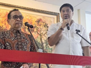 Menteri Koordinator Bidang Pembangunan Manusia dan Kebudayaan (Menko PMK) Pratikno (kiri) dan Menteri Perumahan dan Kawasan Permukiman Maruarar Sirait (kanan) saat memberikan keterangan pers perihal penanganan pengungsi Gunung Lewotobi di Jakarta, Rabu (20/11/2024). (ANTARA/Asep Firmansyah)