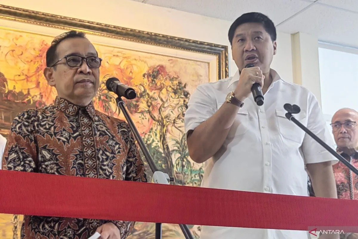 Menteri Koordinator Bidang Pembangunan Manusia dan Kebudayaan (Menko PMK) Pratikno (kiri) dan Menteri Perumahan dan Kawasan Permukiman Maruarar Sirait (kanan) saat memberikan keterangan pers perihal penanganan pengungsi Gunung Lewotobi di Jakarta, Rabu (20/11/2024). (ANTARA/Asep Firmansyah)