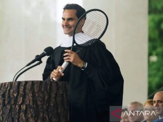 Mantan petenis nomor satu dunia asal Swiss Roger Federer memberikan pidato saat menerima gelar doktor honoris causa di perguruan tinggi Dartmouth College, Amerika Serikat, Minggu (9/6/2024). ANTARA/HO-ATP/am.